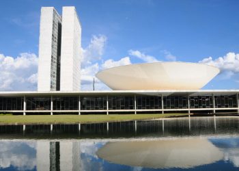comissao-da-camara-aprova-pena-para-‘crime-de-ultraje-a-culto’-com-ate-4-anos-de-prisao